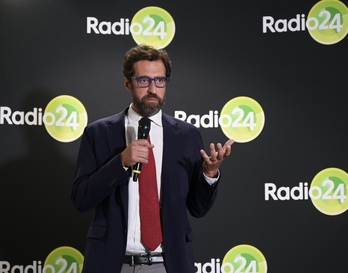 Manuel Agnelli a Radio 24 conduce un programma radiofonico Manuel Agnelli a Radio 24 conduce un programma radiofonico