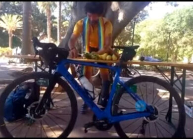 Il parroco celebra la messa con la tuta da ciclista, il video diventa virale