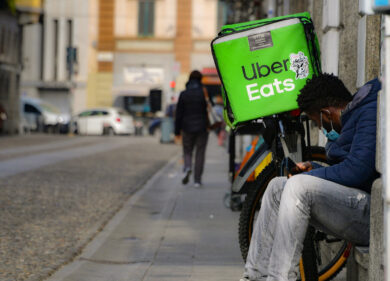 Rider, Glovo viola la legge in Spagna: 79 mln di multa per i “falsi autonomi”