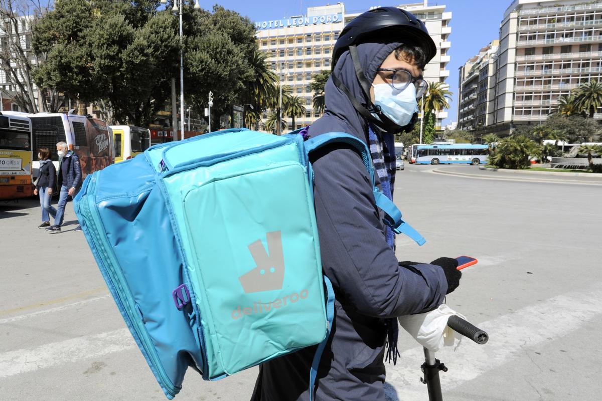 Rider, Glovo viola la legge in Spagna: 79 mln di multa per i “falsi autonomi” Rider, Glovo viola la legge in Spagna: 79 mln di multa per i “falsi autonomi”