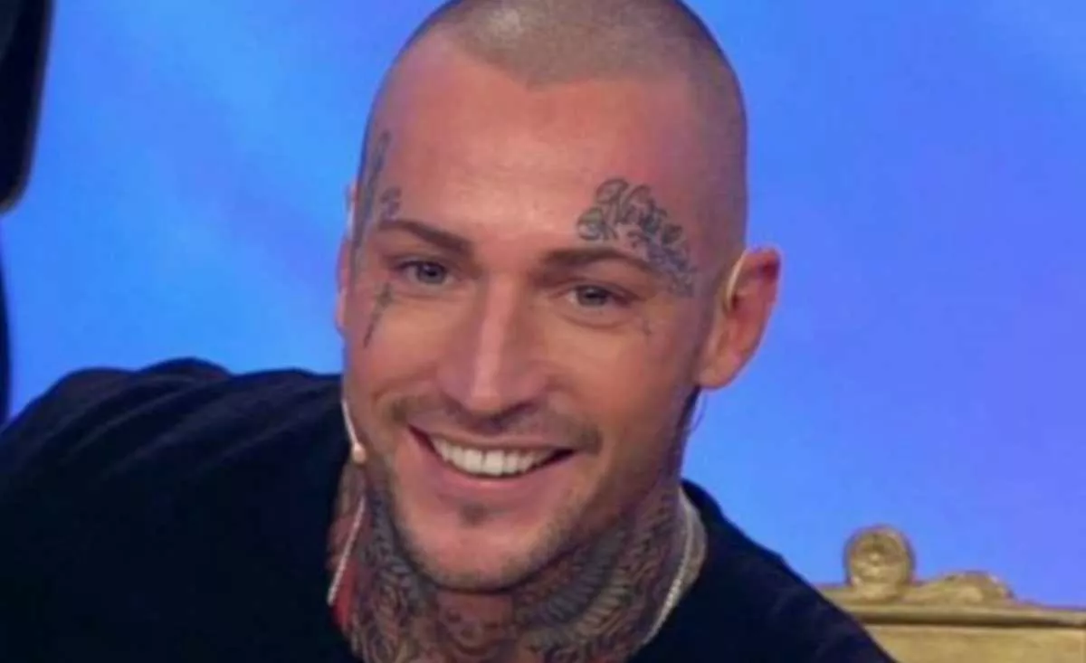 É morto suicida Manuel Achille Vallicella, tatuatore ed ex tronista di “U e D” É morto suicida Manuel Achille Vallicella, tatuatore ed ex tronista di “U e D”