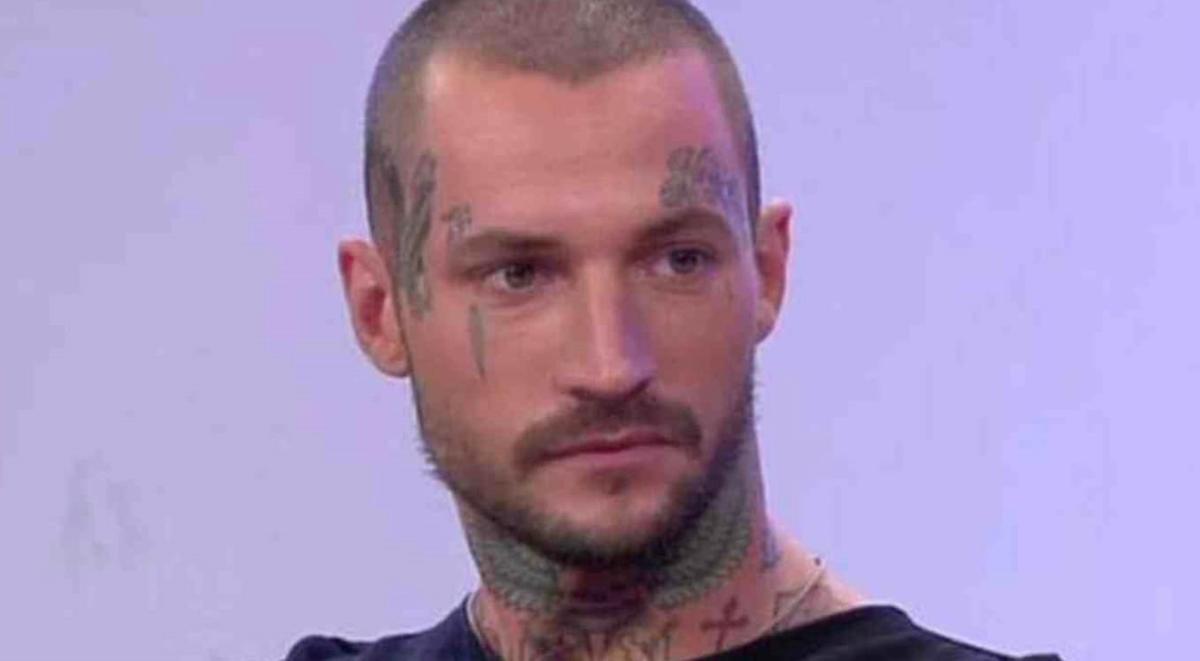 É morto suicida Manuel Achille Vallicella, tatuatore ed ex tronista di “U e D” É morto suicida Manuel Achille Vallicella, tatuatore ed ex tronista di “U e D”