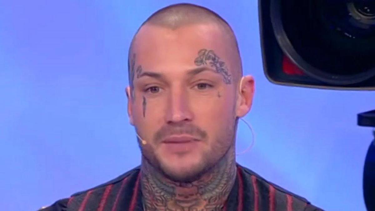 É morto suicida Manuel Achille Vallicella, tatuatore ed ex tronista di “U e D” É morto suicida Manuel Achille Vallicella, tatuatore ed ex tronista di “U e D”