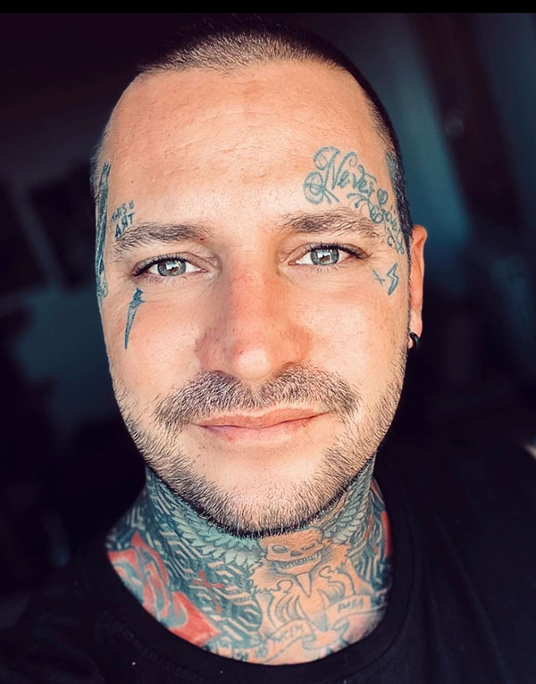 É morto suicida Manuel Achille Vallicella, tatuatore ed ex tronista di “U e D” É morto suicida Manuel Achille Vallicella, tatuatore ed ex tronista di “U e D”