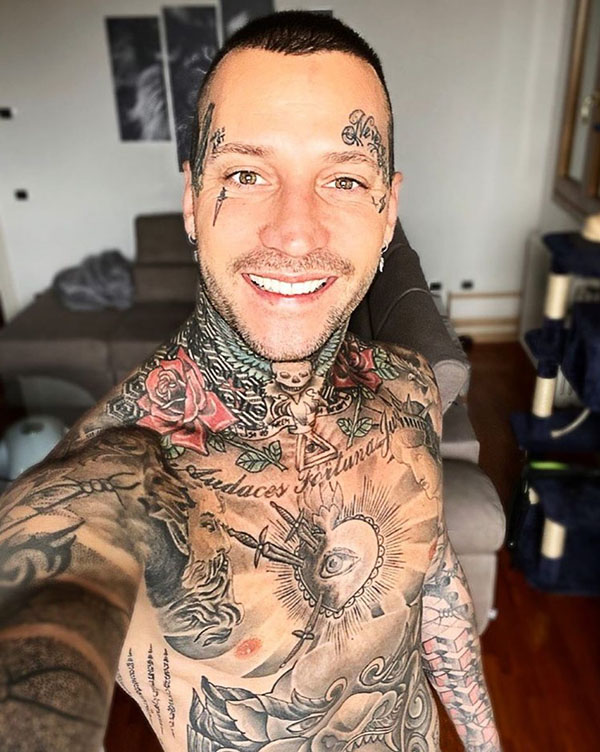 É morto suicida Manuel Achille Vallicella, tatuatore ed ex tronista di “U e D” É morto suicida Manuel Achille Vallicella, tatuatore ed ex tronista di “U e D”