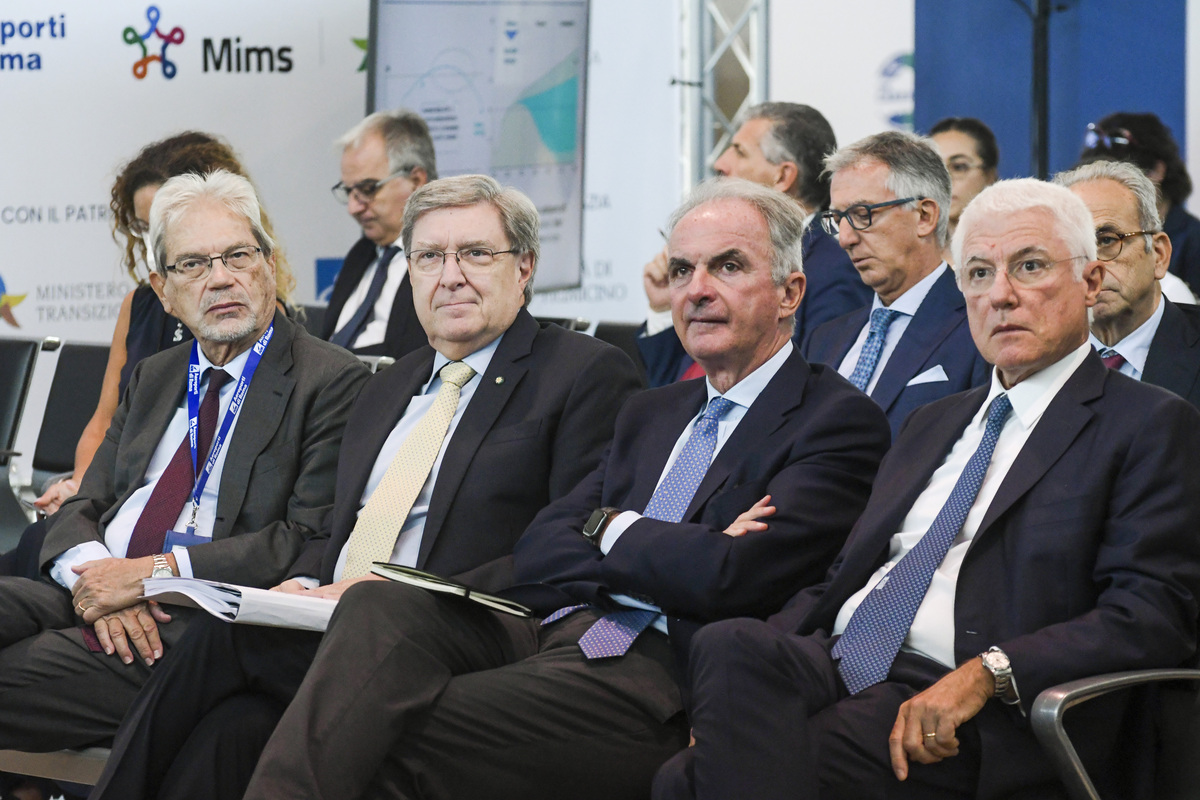 Decarbonizzazione Trasporto Aereo: sostegno economico ai bio fuels Decarbonizzazione Trasporto Aereo: sostegno economico ai bio fuels