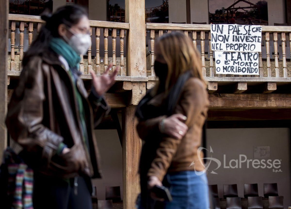Roma, crolla scala del Globe Theatre: 11 ragazzi feriti. Le urla poi la paura Roma, crolla scala del Globe Theatre: 11 ragazzi feriti. Le urla poi la paura