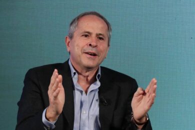 Pd, autogol di Crisanti che inguaia Letta: “Se vince la dx è colpa di Draghi”