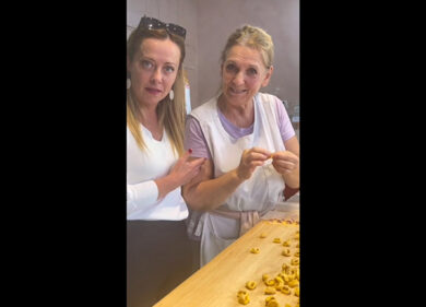Giorgia Meloni a Bologna prende lezioni su come si fanno i tortellini. VIDEO