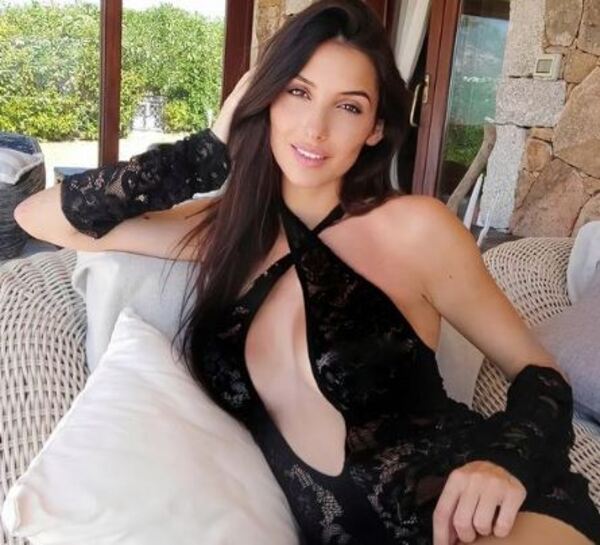Vanessa Minotti, il vestito nero trasparente mette in mostra il lato b – FOTO