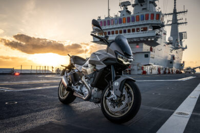 Moto Guzzi e Marina Militare, presentata edizione limitata della V100