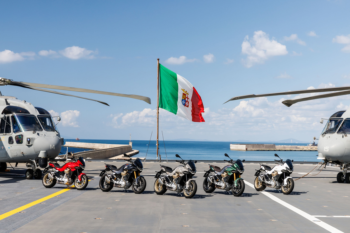 Moto Guzzi e Marina Militare, presentata edizione limitata della V100