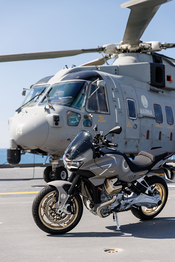 Moto Guzzi e Marina Militare, presentata edizione limitata della V100