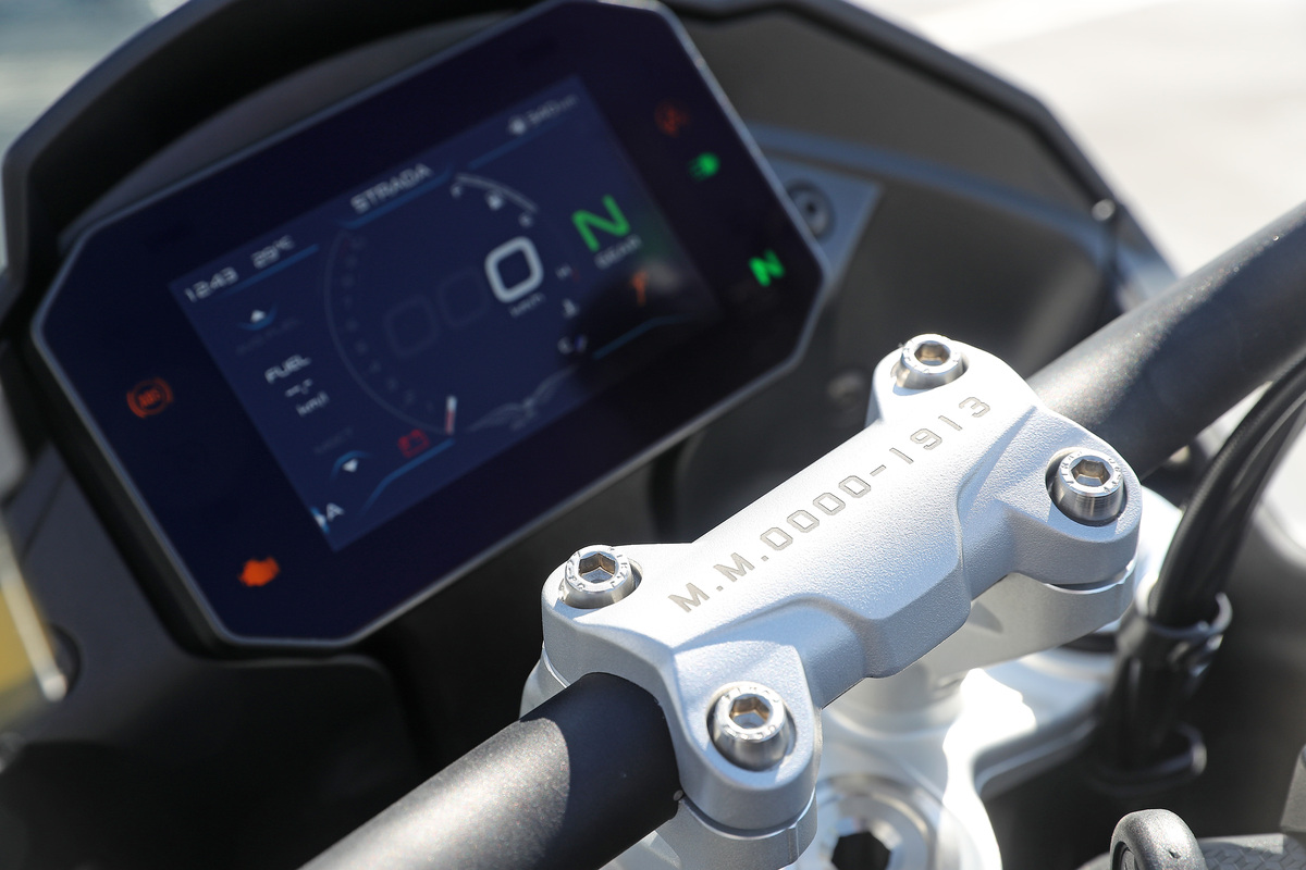 Moto Guzzi e Marina Militare, presentata edizione limitata della V100