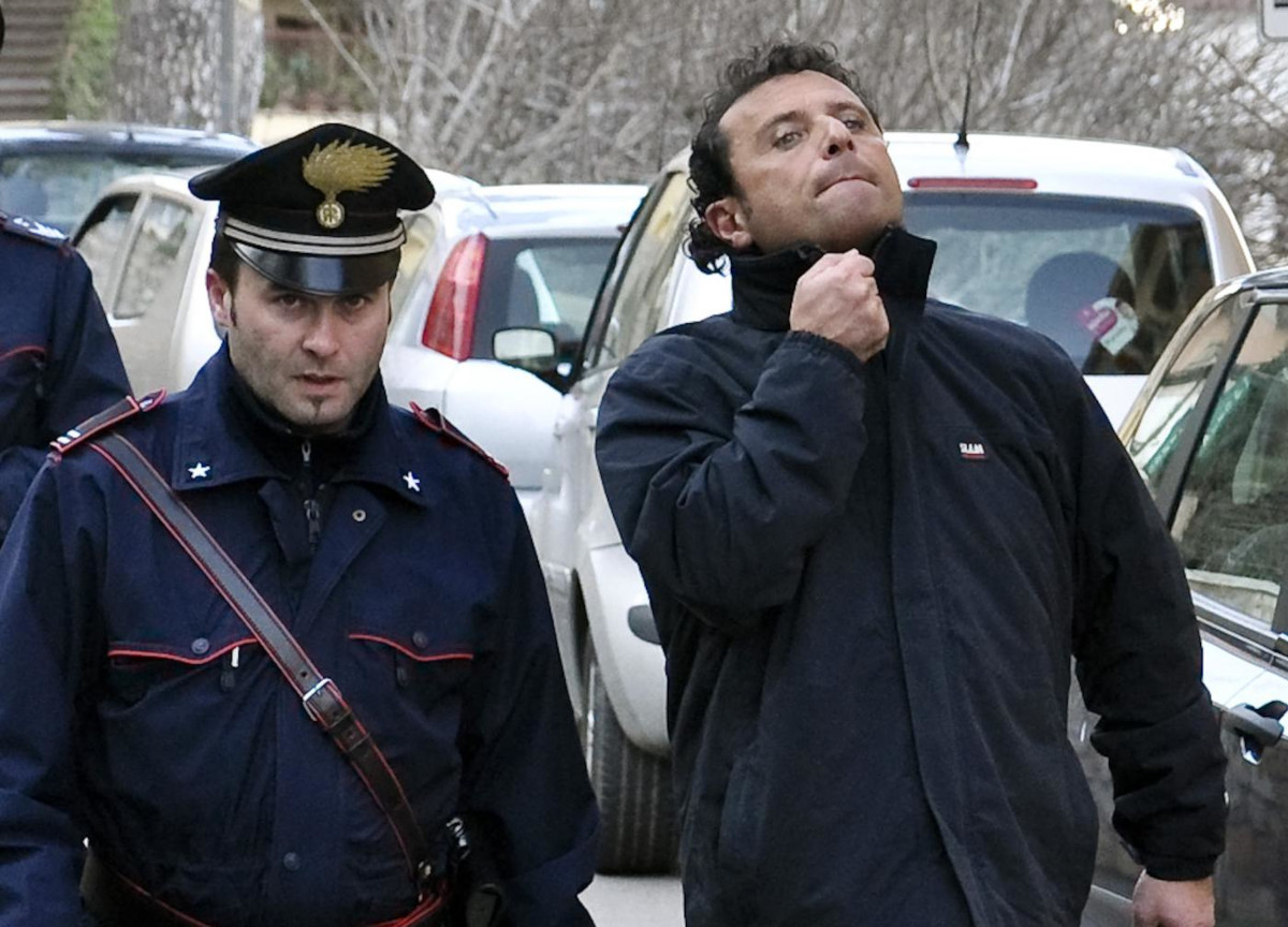 Schettino esce dal carcere. Sconterà il resto della pena agli archivi di Stato Schettino esce dal carcere. Sconterà il resto della pena agli archivi di Stato