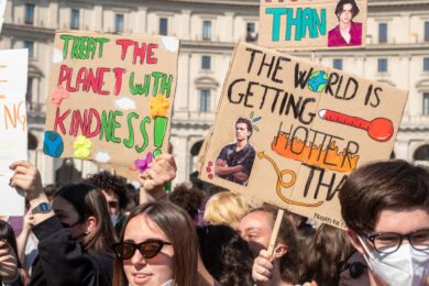 Elezioni, Fridays For Future sfilano in tutta Italia, col fango delle Marche