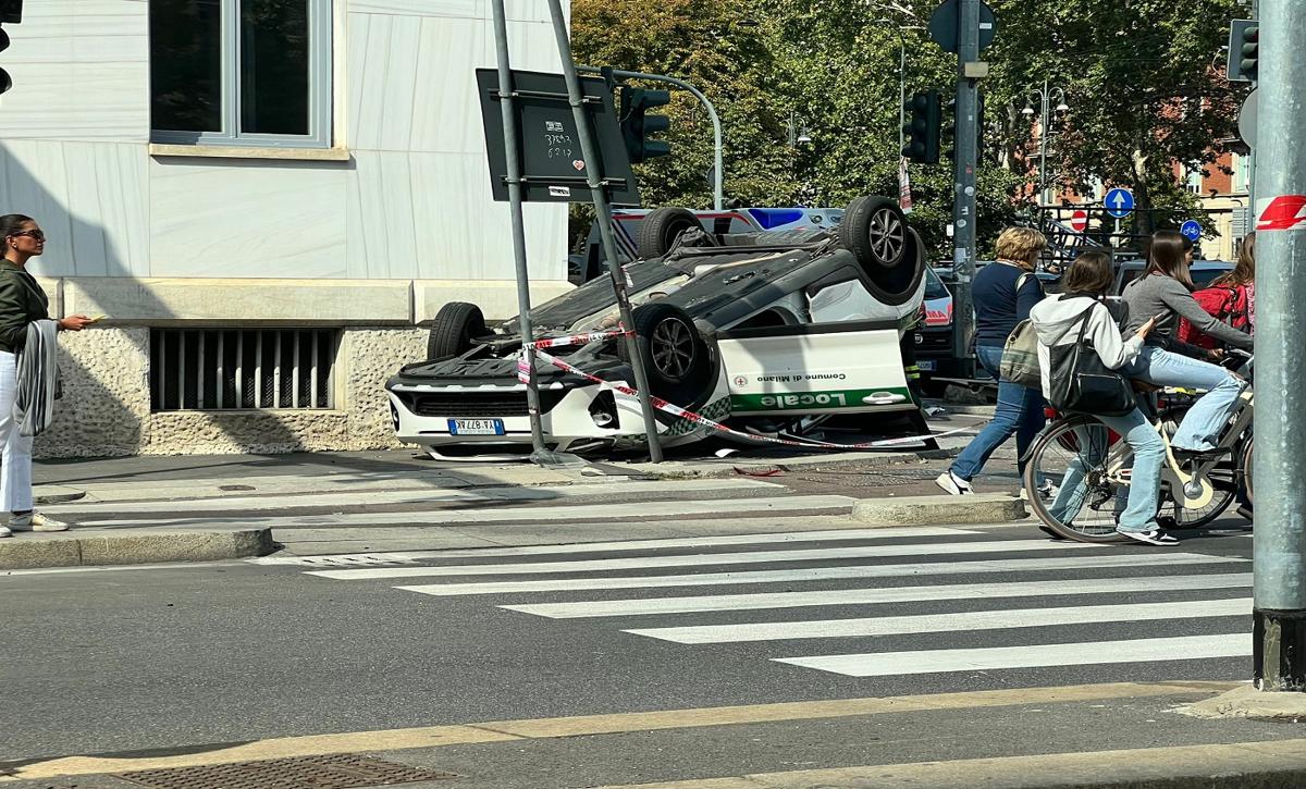Auto della Polizia Locale ribaltata. Folla di curiosi a Milano Auto della Polizia Locale ribaltata. Folla di curiosi a Milano