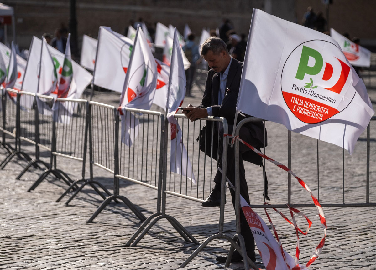 Piazza del Popolo, il Pd c’era il popolo un po’ meno. Vincenzo De Luca show