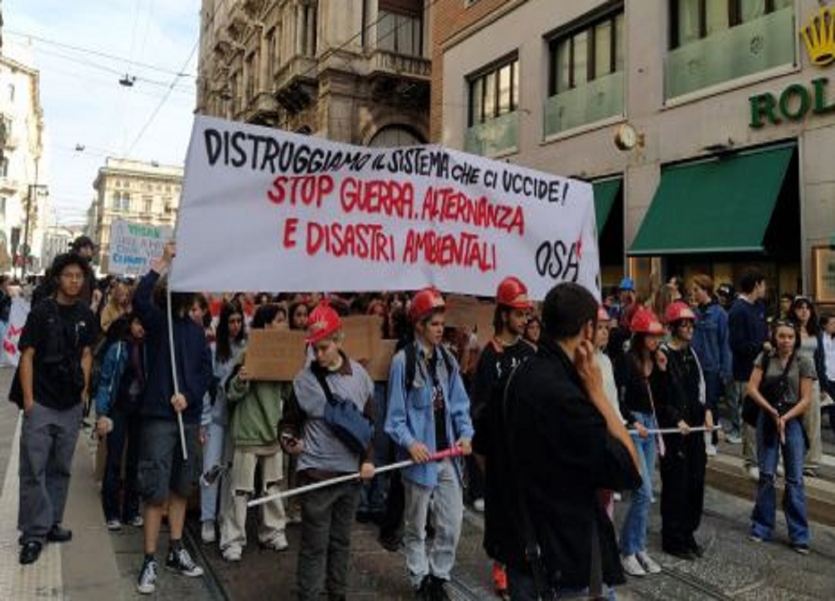 Fridays for Future: il corteo a Milano con 10mila partecipanti Fridays for Future: il corteo a Milano con 10mila partecipanti