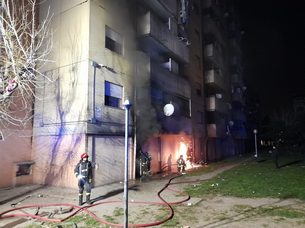 Incendio in palazzo a Milano, 50 persone evacuate Incendio in palazzo a Milano, 50 persone evacuate