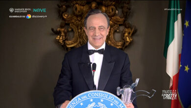 Crozza: Draghi premiato come miglior statista: “ chiuderanno negozi, ristoranti e aziende e a me danno il premio…va beh, ci vediamo al quirinale…”