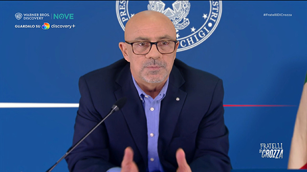 Crozza: Cingolani: “crisi energetica? Consiglio di mettere in casa una stufa a legna in attesa della fissione nucleare nel 2060. Crozza: Cingolani: “crisi energetica? Consiglio di mettere in casa una stufa a legna in attesa della fissione nucleare nel 2060.