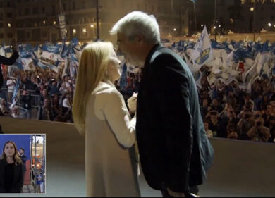 Pino Insegno con una citazione dal “Signore degli Anelli” presenta la Meloni