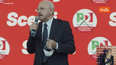 De Luca ironizza su Letta: “Ad italiani non offriamo un Segretario scoppiettante e pirotecnico”
