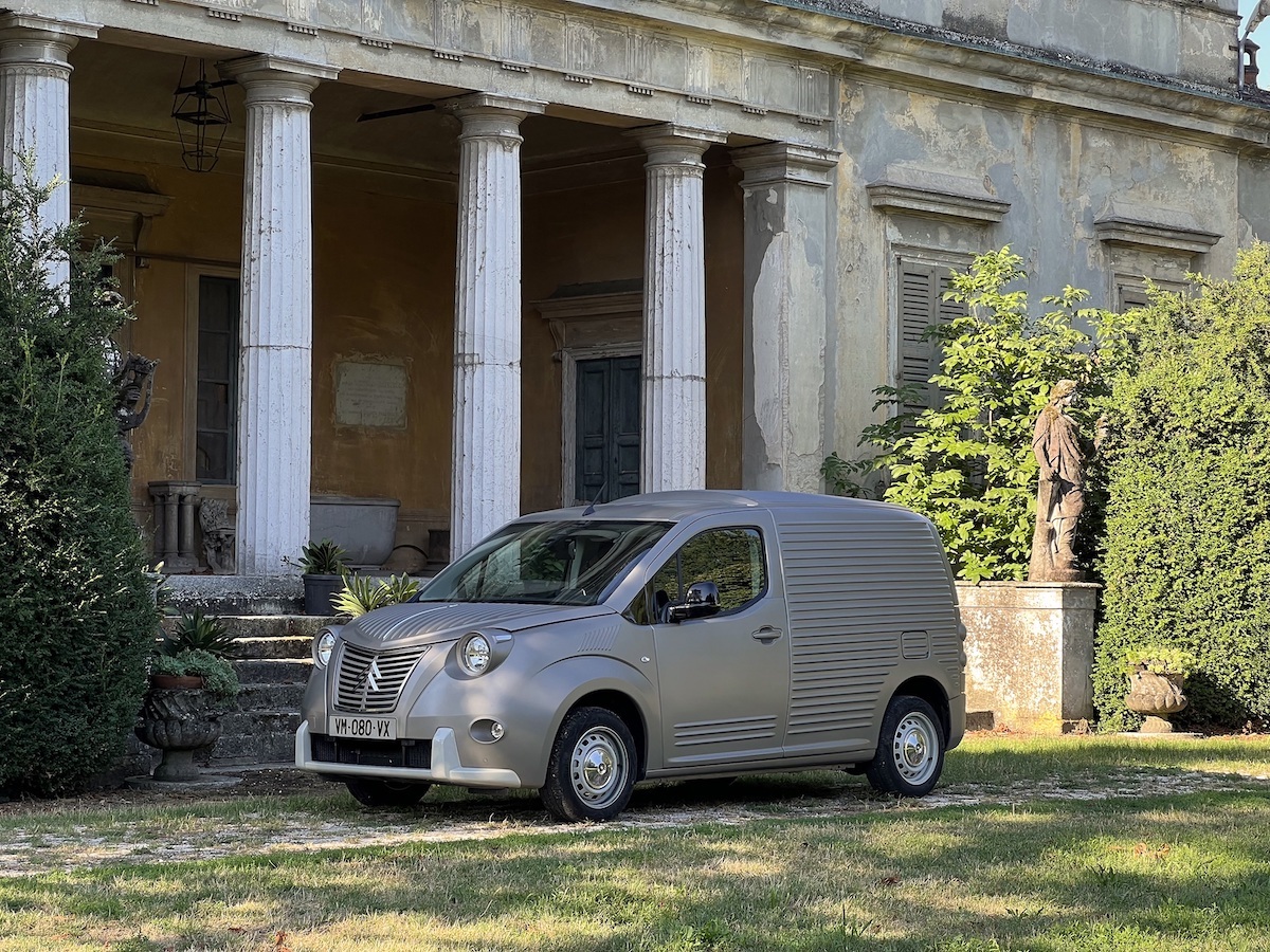 Il Carroziere Calesani trasforma una Citroen Berlingo in una 2CV Furgonette Il Carroziere Calesani trasforma una Citroen Berlingo in una 2CV Furgonette