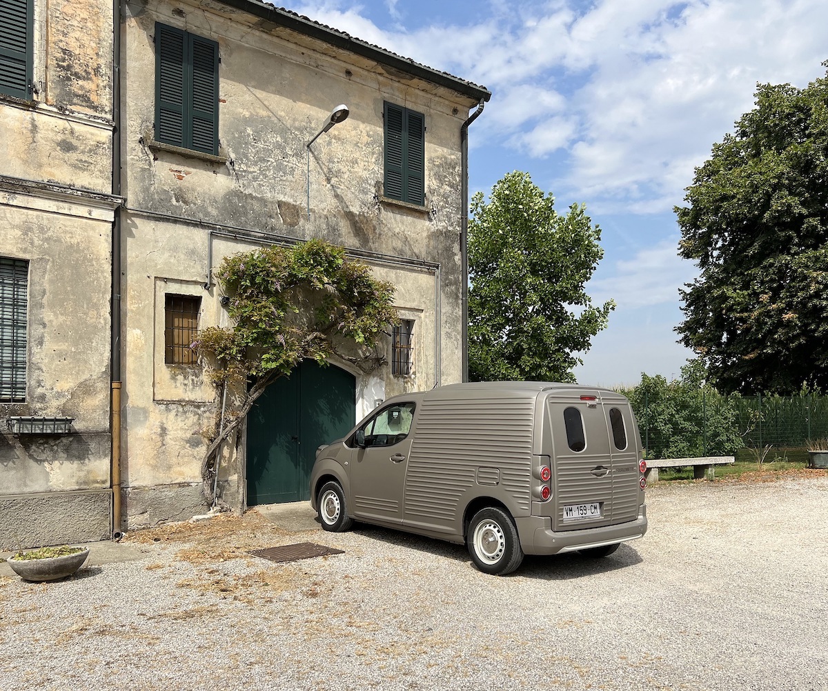 Il Carroziere Calesani trasforma una Citroen Berlingo in una 2CV Furgonette Il Carroziere Calesani trasforma una Citroen Berlingo in una 2CV Furgonette
