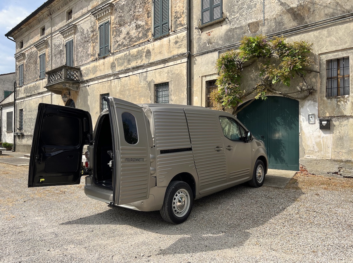 Il Carroziere Calesani trasforma una Citroen Berlingo in una 2CV Furgonette Il Carroziere Calesani trasforma una Citroen Berlingo in una 2CV Furgonette