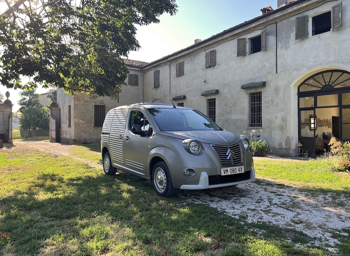 Il Carroziere Calesani trasforma una Citroen Berlingo in una 2CV Furgonette Il Carroziere Calesani trasforma una Citroen Berlingo in una 2CV Furgonette