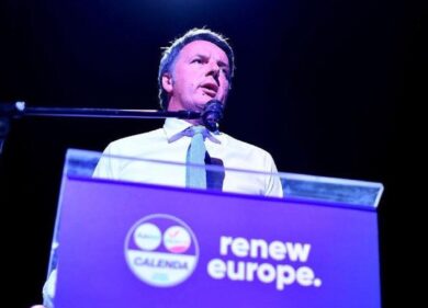 Renzi attaccato sul jet privato: “Una decina di voli in due settimane”