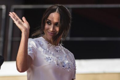 Royal Family, nuovi imbarazzi per Meghan. “Devono pagarmi per stringere mani”