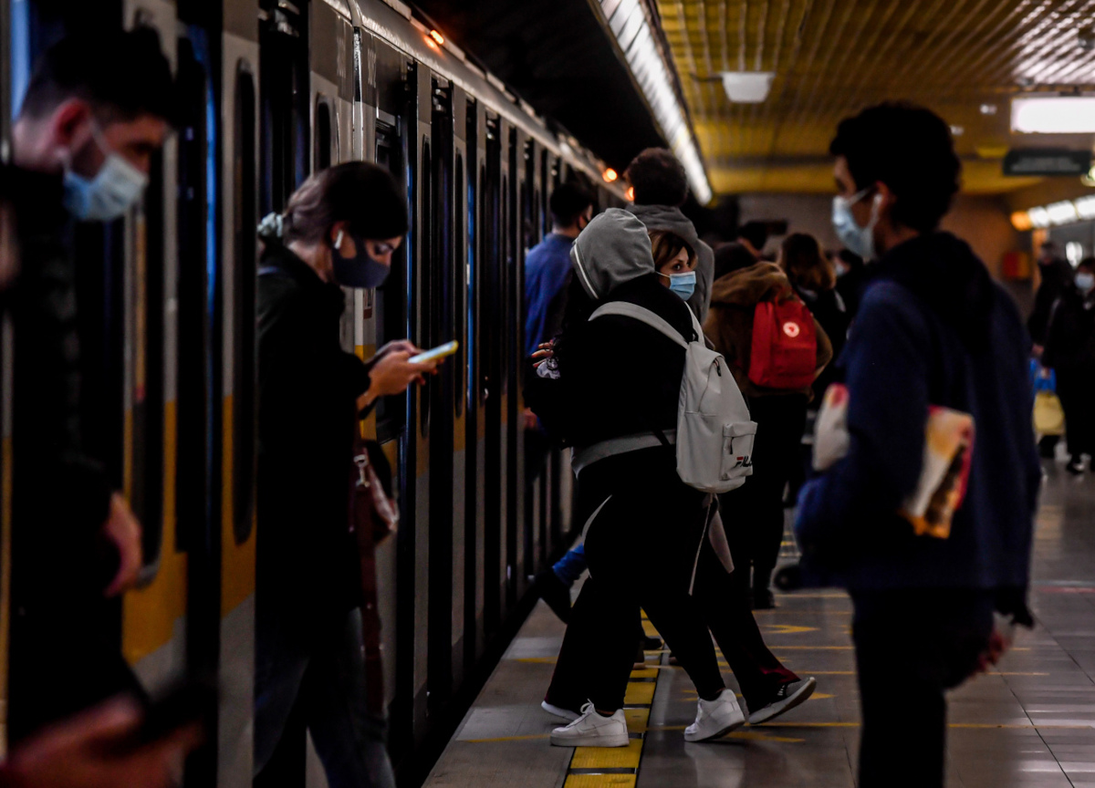 Covid, addio alle mascherine. Dall’1 ottobre via l’obbligo su bus e treni Covid, addio alle mascherine. Dall’1 ottobre via l’obbligo su bus e treni