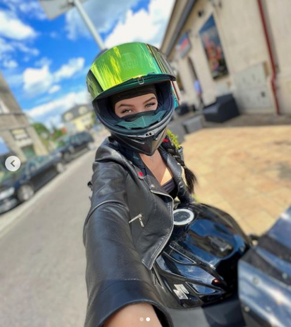Anya Bondarenko, motociclista da sogno: foto mozzafiato a cavallo della moto Anya Bondarenko, motociclista da sogno: foto mozzafiato a cavallo della moto