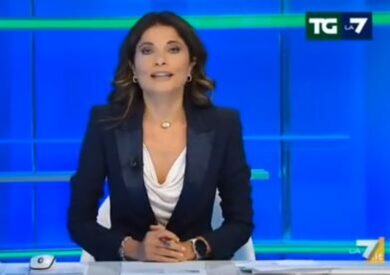 “Bentrovati dal telegiornale della destra”, la gaffe di Bianca Bizzarri a La7