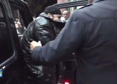 Renato Zero sbrocca davanti all’hotel della Meloni: “Votate la m…”. VIDEO