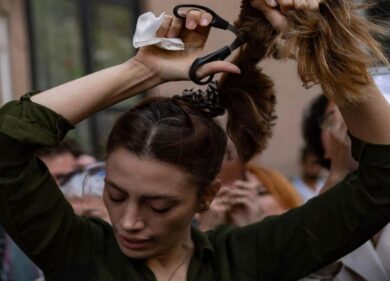 Triennale Milano, l’iniziativa: “Tagliamoci una ciocca per l’Iran”. FOTO