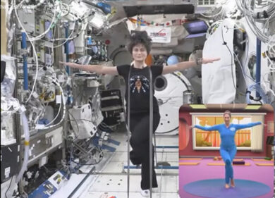 Samantha Cristoforetti fa yoga a bordo della Stazione Spaziale