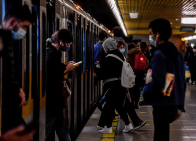 Addio alle mascherine sui mezzi pubblici. Ma rimane l’obbligo in ospedale