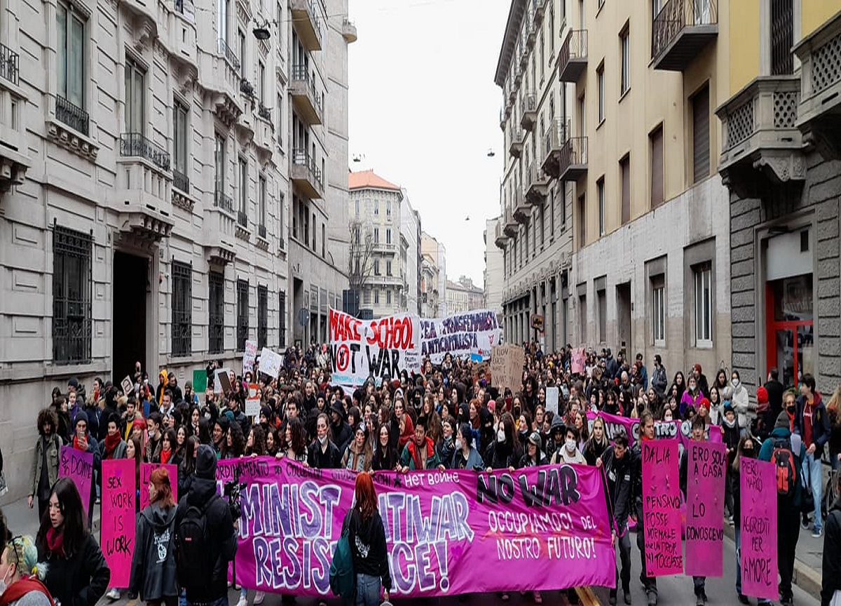 Aborto: corteo Milano con un migliaio ragazzi, non lo si tocchi Aborto: corteo Milano con un migliaio ragazzi, non lo si tocchi