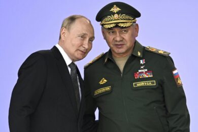 “Il Donbass è russo”. Putin ha firmato. Ora basta una bomba ed è guerra totale