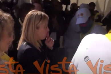 Giorgia Meloni assaggia una mozzarella al Villaggio Coldiretti a Milano. Video