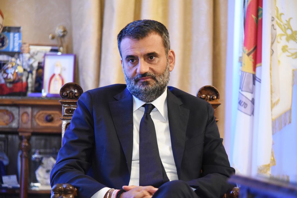 Emiliano lancia Decaro alla Regione e rinuncia al terzo mandato Emiliano lancia Decaro alla Regione e rinuncia al terzo mandato