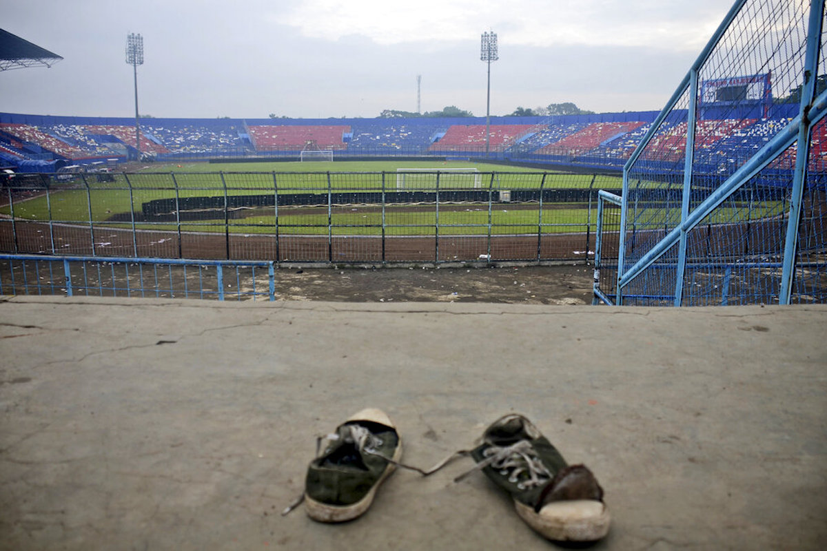 Indonesia, scontri al termine di una partita di calcio: almeno 174 morti Indonesia, scontri al termine di una partita di calcio: almeno 174 morti