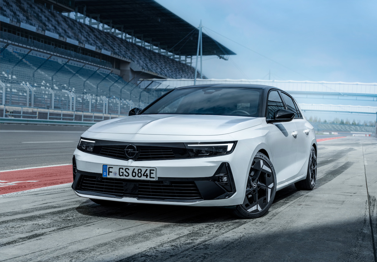 Opel Astra GSe: l’Astra più sportiva è ibrida plug-in