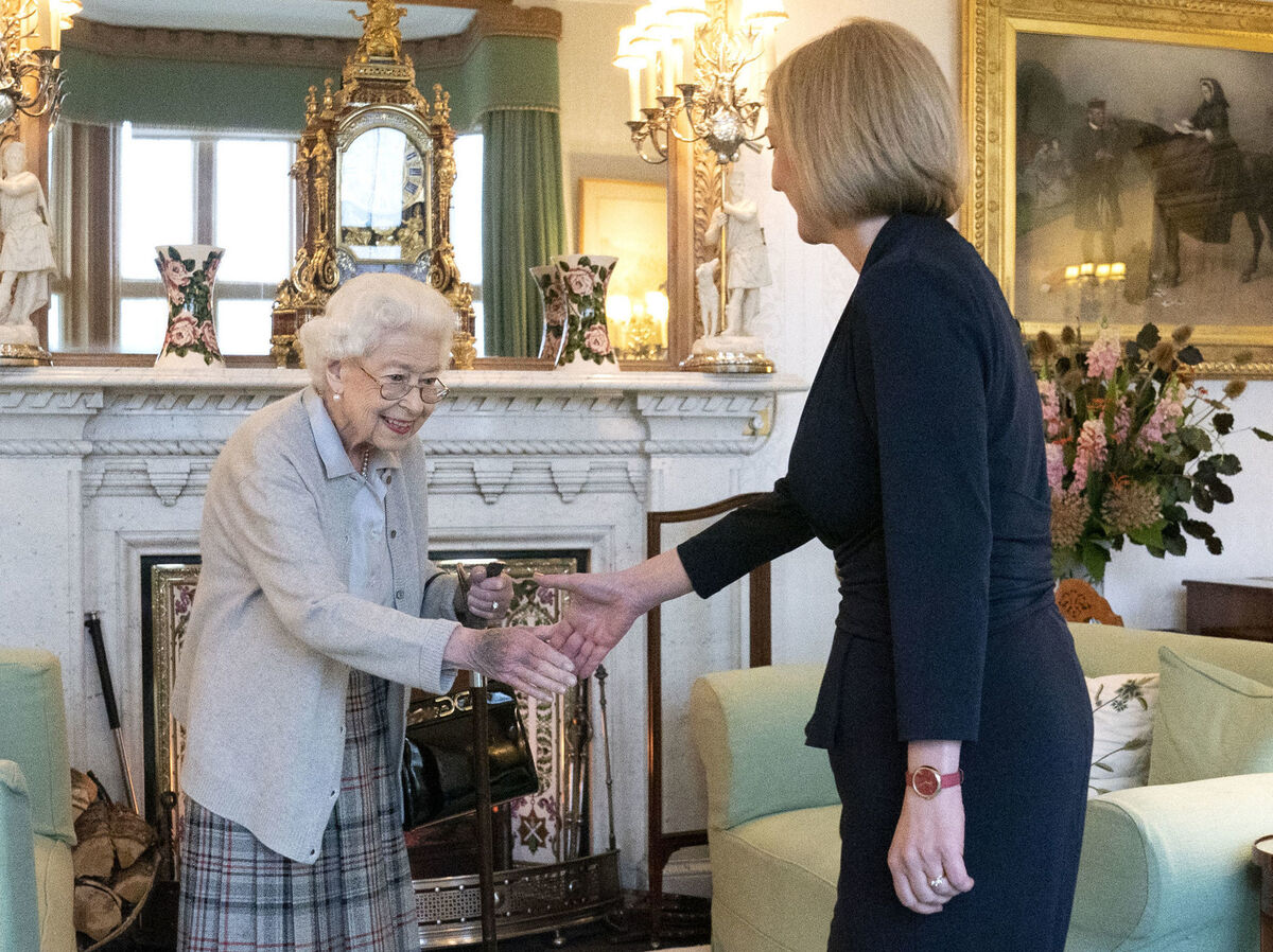 Uk, Liz Truss fa marcia indietro: niente taglio delle tasse per i più ricchi Uk, Liz Truss fa marcia indietro: niente taglio delle tasse per i più ricchi