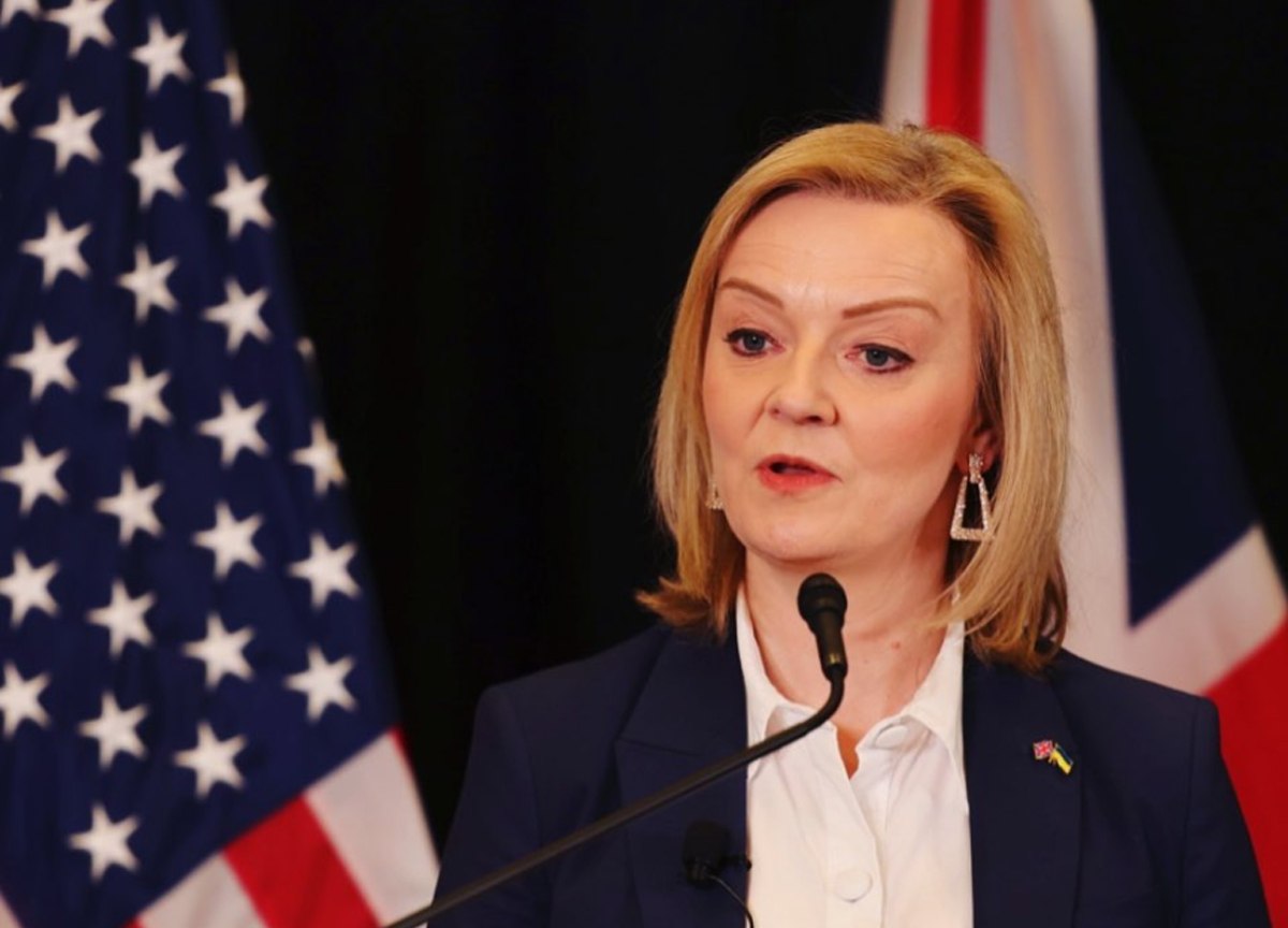 Uk, Liz Truss fa marcia indietro: niente taglio delle tasse per i più ricchi Uk, Liz Truss fa marcia indietro: niente taglio delle tasse per i più ricchi