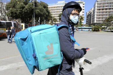 Rider morto a Firenze: “Mancato rispetto dei termini”. Licenziato da Glovo